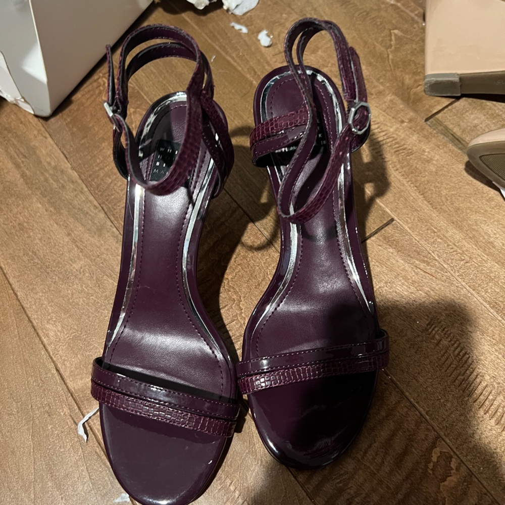5/$10 White house black market purple strap heels size 6